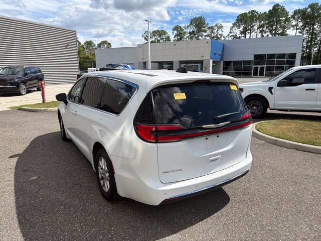 Used 2024 Chrysler Pacifica Touring-L FWD image 7
