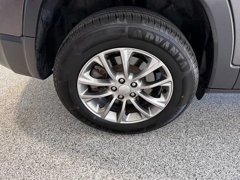 Used 2020 Jeep Cherokee Latitude Plus w/ Cold Weather Group AWD/4WD image 10