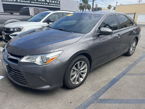 Used 2017 Toyota Camry XLE w/ Moonroof Package FWD image 2