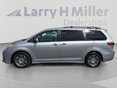 Used 2018 Toyota Sienna XLE FWD image 2