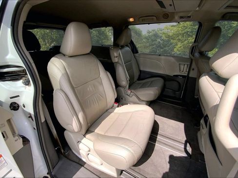 Used 2015 Toyota Sienna XLE Premium FWD image 24
