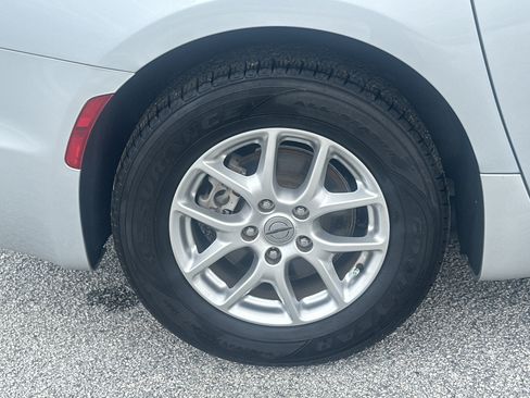 Used 2023 Chrysler Pacifica Touring-L FWD image 16