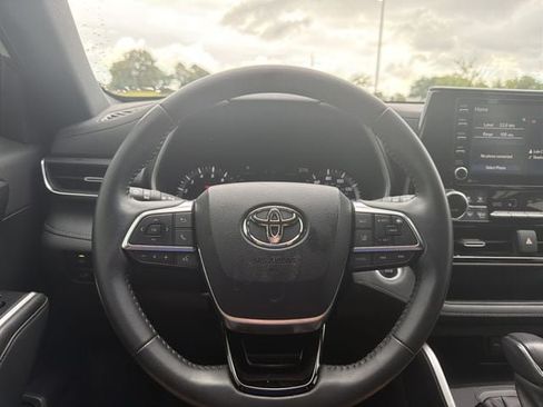 Used 2021 Toyota Highlander XSE FWD image 24