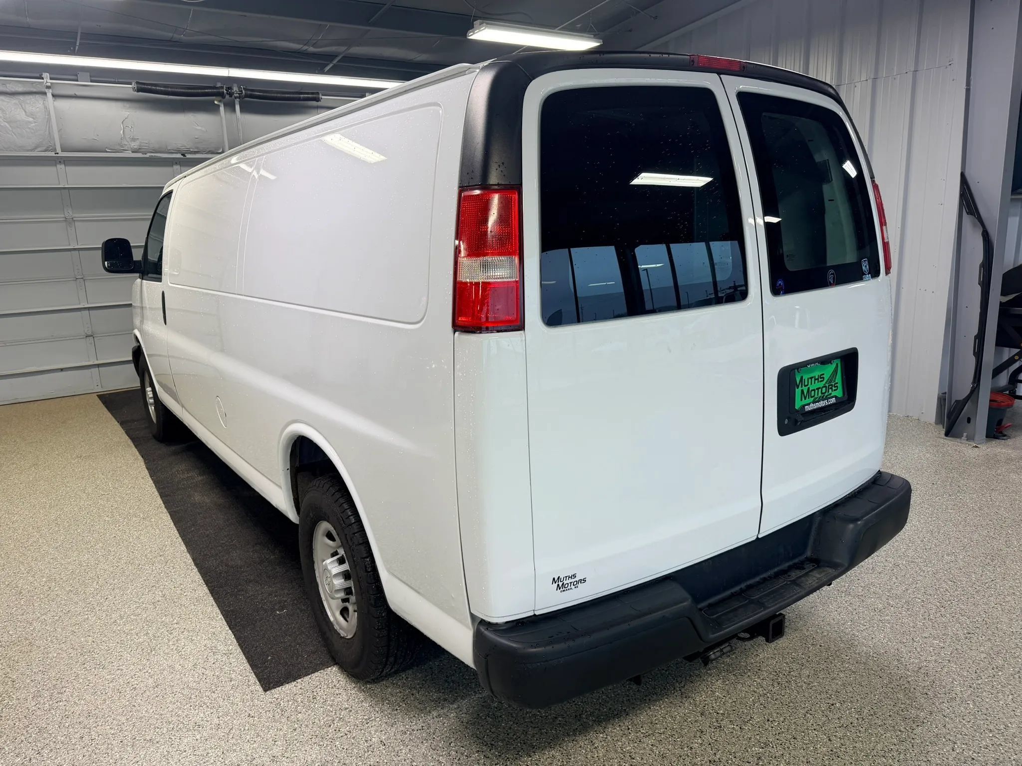 Used 2018 Chevrolet Express 3500 Extended w/ Driver Convenience Package RWD image 4