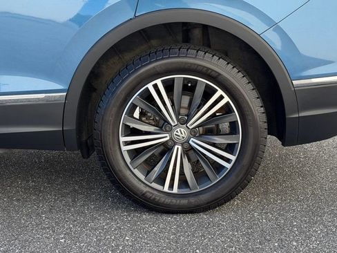 Used 2018 Volkswagen Tiguan SEL image 2