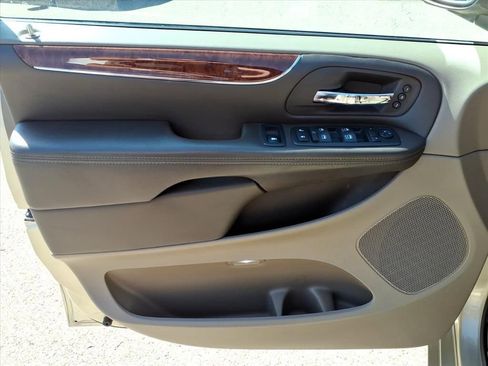 Used 2011 Chrysler Town & Country Limited image 13