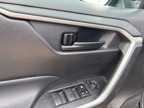 Used 2021 Toyota RAV4 LE AWD/4WD image 13