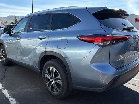 Used 2023 Toyota Highlander XLE image 3