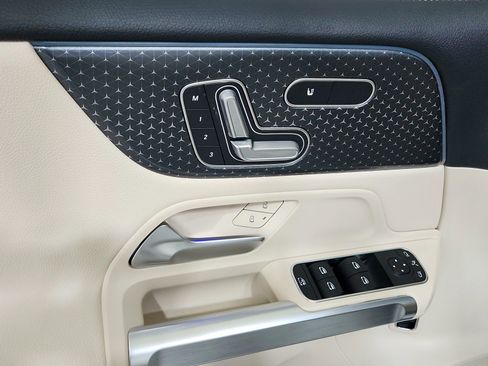 Certified 2025 Mercedes-Benz GLB 250 4MATIC w/ Exclusive Package image 18