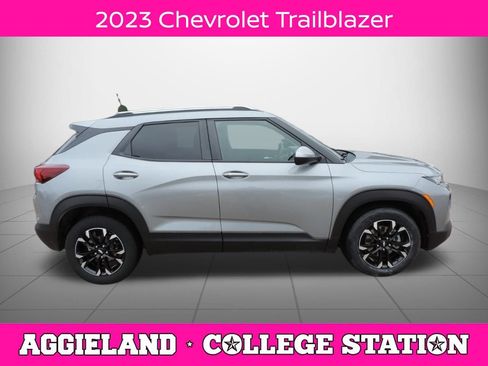 Used 2023 Chevrolet TrailBlazer LT image 2