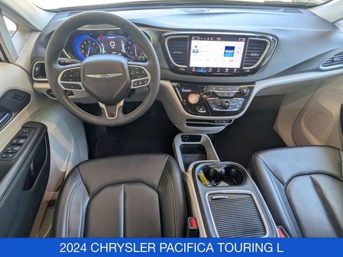 Used 2024 Chrysler Pacifica Touring-L FWD image 17