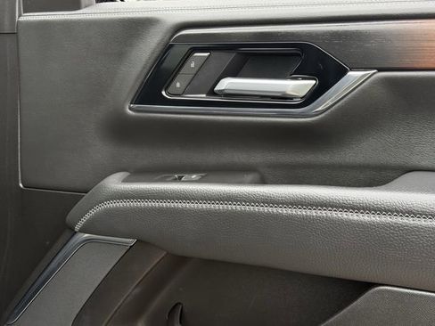 Used 2025 GMC Yukon XL Denali AWD/4WD image 30