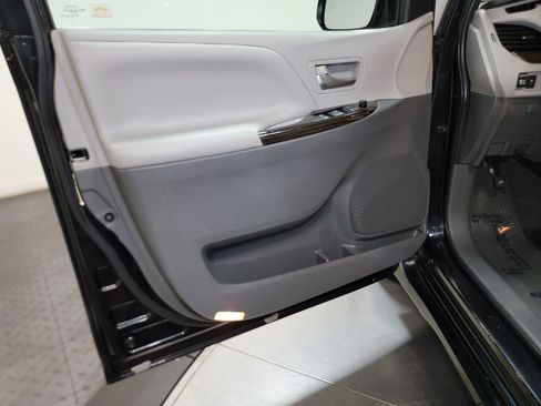 Used 2020 Toyota Sienna XLE FWD image 20