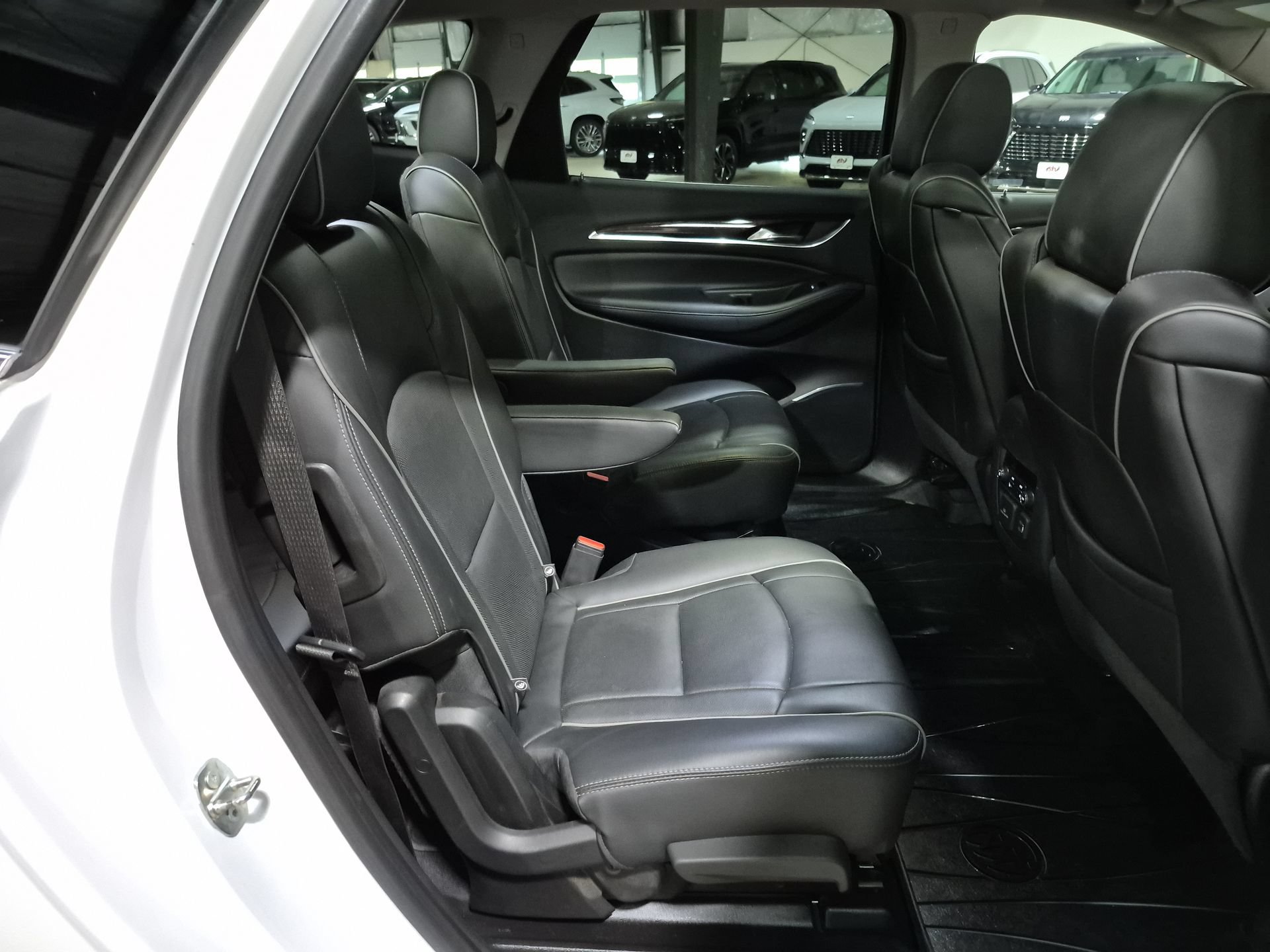 Used 2020 Buick Enclave Avenir w/ Avenir Technology Package AWD/4WD image 29