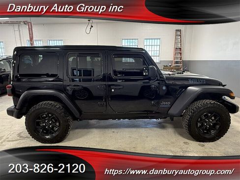 Used 2024 Jeep Wrangler Unlimited image 7