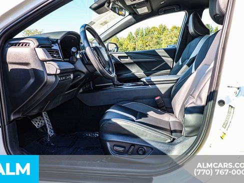 Used 2025 Toyota Camry SE image 19