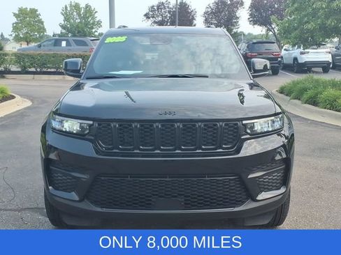 Used 2025 Jeep Grand Cherokee Altitude AWD/4WD image 2