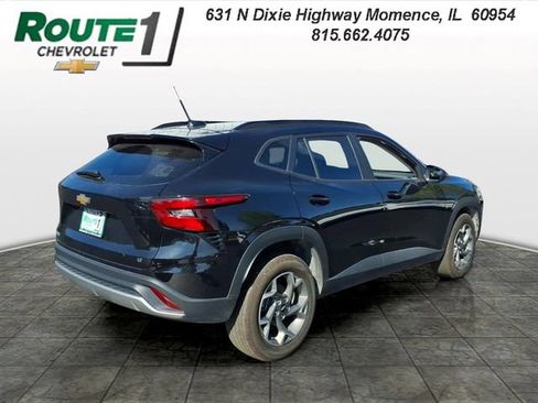 Used 2025 Chevrolet Trax LT FWD image 4