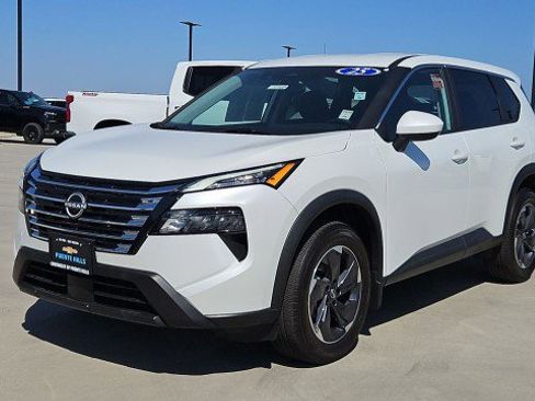 Used 2025 Nissan Rogue SV FWD image 1