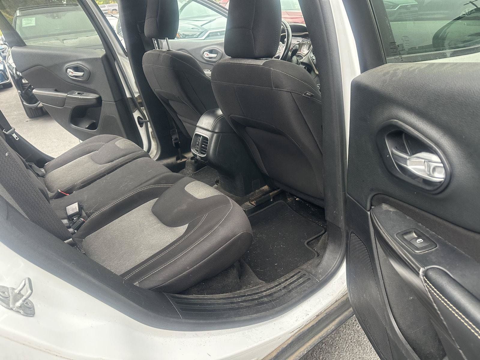 Used 2015 Jeep Cherokee Sport FWD image 13