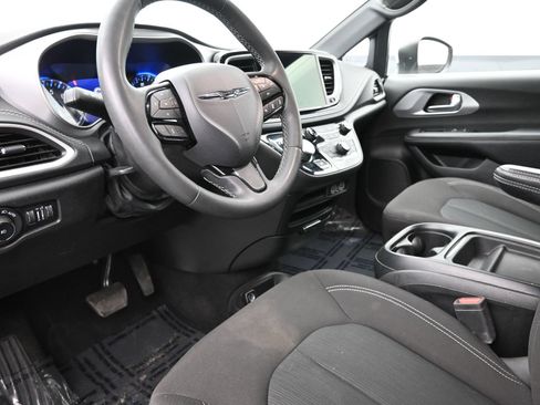 Used 2023 Chrysler Pacifica Touring FWD image 12