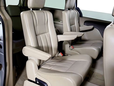 Used 2014 Chrysler Town & Country Touring image 41