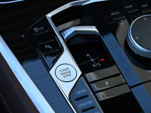 Certified 2025 BMW X6 xDrive40i w/ Premium Package image 19