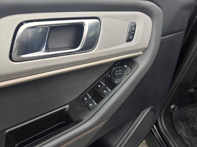 Used 2025 Ford Explorer Active RWD image 23