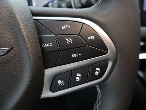 Used 2025 Chrysler Pacifica Select FWD image 16