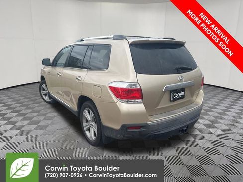 Used 2012 Toyota Highlander Limited w/ Tow Pkg AWD/4WD image 5
