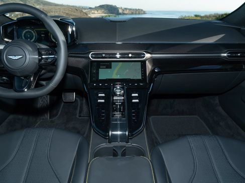 Used 2025 Aston Martin V8 Vantage Coupe RWD image 19