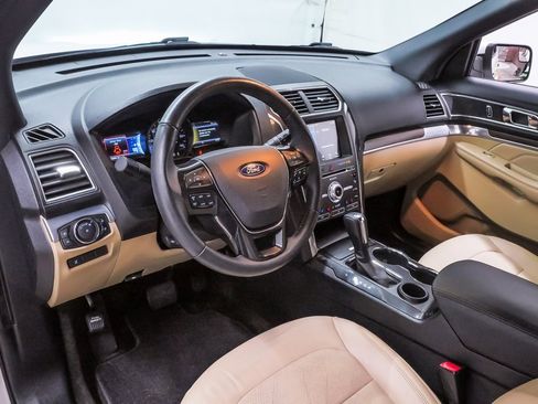 Used 2017 Ford Explorer Limited image 2