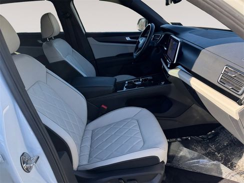 Used 2024 Volkswagen Atlas Cross Sport SEL Premium R-Line image 15