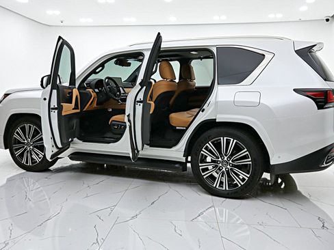 Used 2025 Lexus LX 700h Luxury AWD/4WD image 5