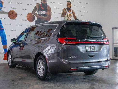 Used 2023 Chrysler Pacifica Touring-L FWD image 21