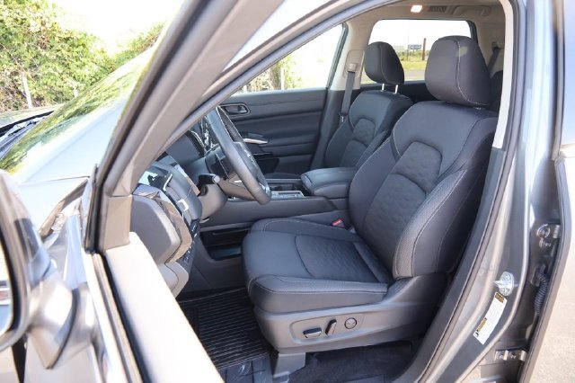 Certified 2025 Nissan Pathfinder SV w/ SV Premium Package FWD image 9