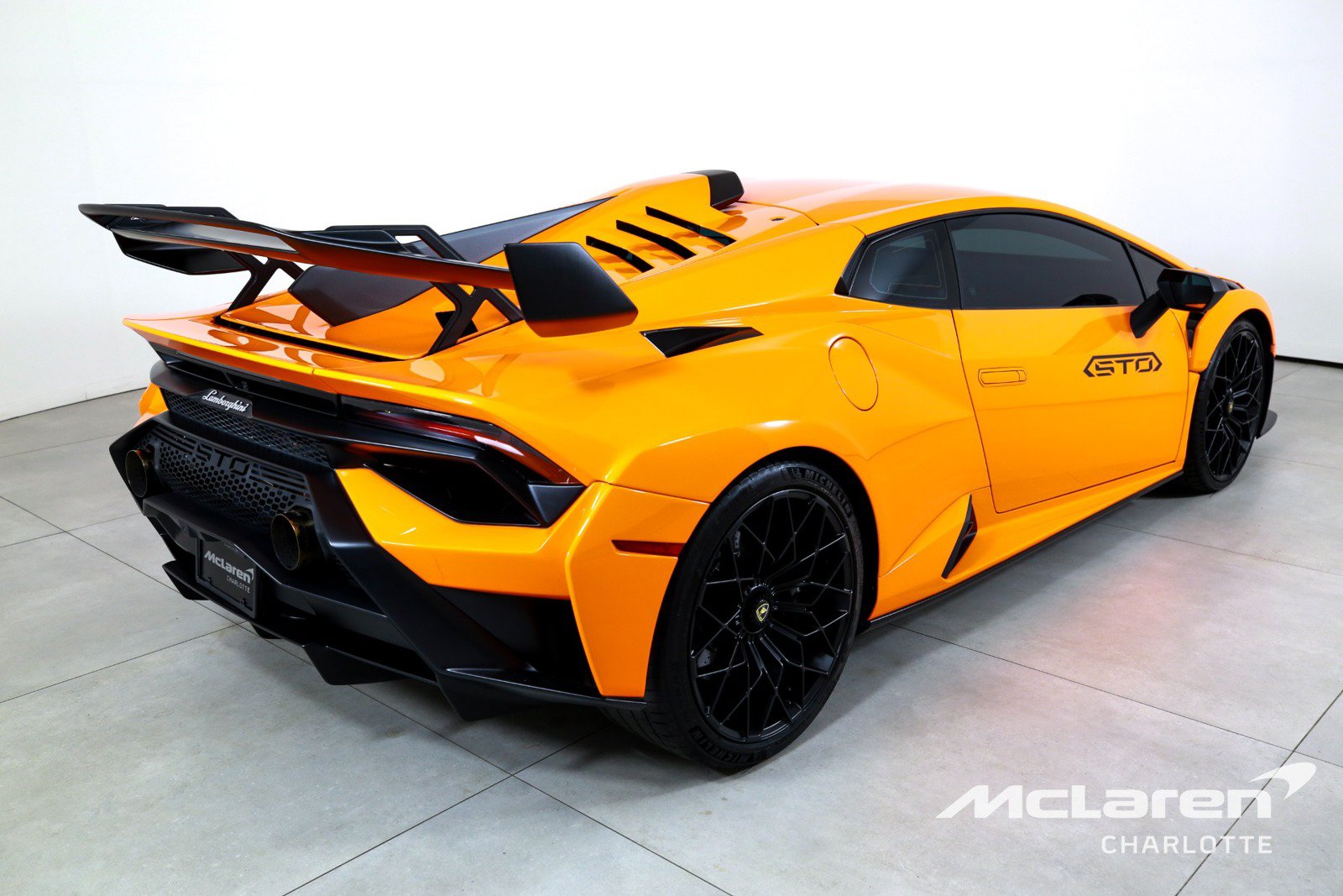 Used 2022 Lamborghini Huracan STO RWD image 8