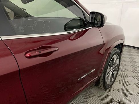 Used 2019 Jeep Cherokee Overland image 9