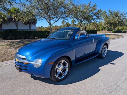 Used 2006 Chevrolet SSR w/ Preferred Equipment Group image 2