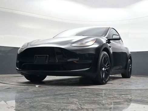 Used 2025 Tesla Model Y Long Range image 25