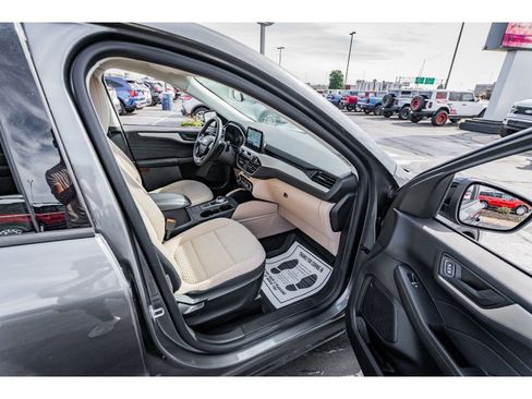 Used 2022 Ford Escape SE w/ SE Sport Appearance Package image 21