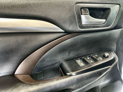 Used 2016 Toyota Highlander XLE AWD/4WD image 15