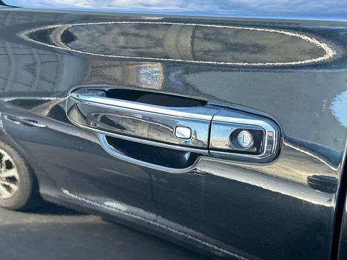 Used 2019 Chevrolet Suburban Premier AWD/4WD image 19