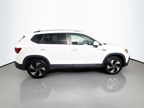 Used 2024 Volkswagen Taos SE w/ Panoramic Sunroof Package AWD/4WD image 8