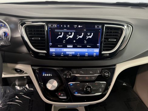 Used 2024 Chrysler Pacifica Touring-L FWD image 21