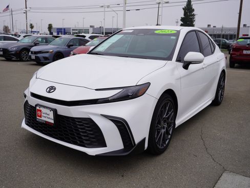 Used 2025 Toyota Camry SE image 7