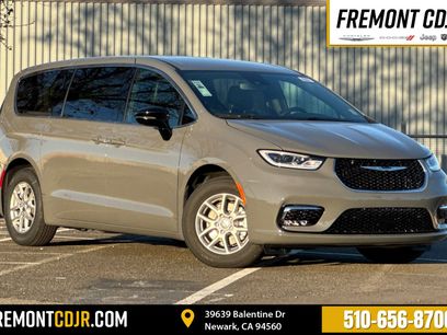 New 2025 Chrysler Pacifica Select
