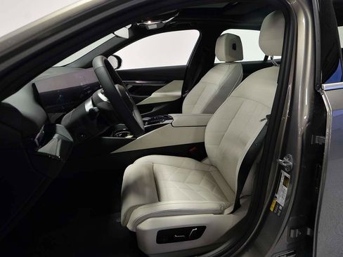 Used 2025 BMW i5 eDrive40i w/ Premium Package image 8