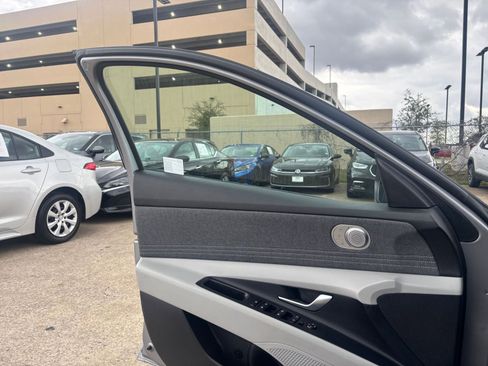 Used 2025 Hyundai Elantra Limited image 20