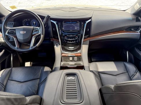 Used 2019 Cadillac Escalade Luxury AWD/4WD image 32